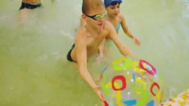 Kids play in swimming pool — Stock Video