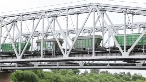 Varios vagones montan en puente de acero — Vídeos de Stock