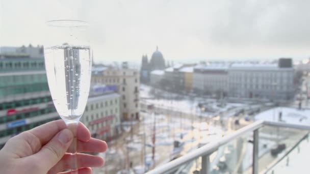 Mão segura vidro com água mineral — Vídeo de Stock