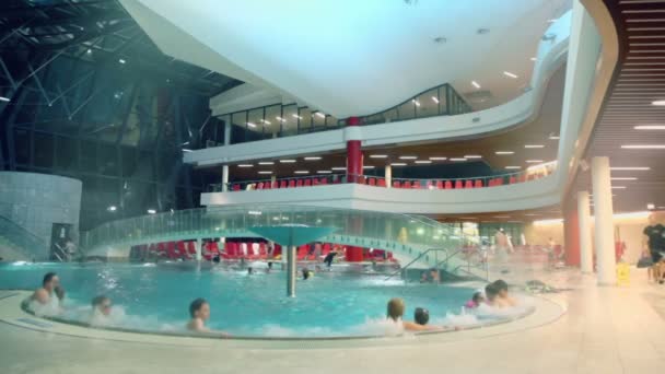 As pessoas nadam na piscina — Vídeo de Stock