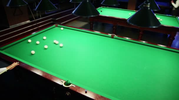 Oyuncu cepler bilardo topu — Stok video