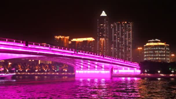 Puente sobre el río por la noche — Vídeo de stock