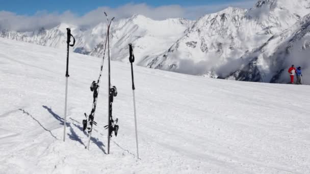 Лыжи и лыжные палки — стоковое видео