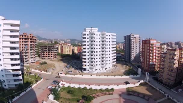 Nuevos edificios contra el paisaje de montaña — Vídeos de Stock