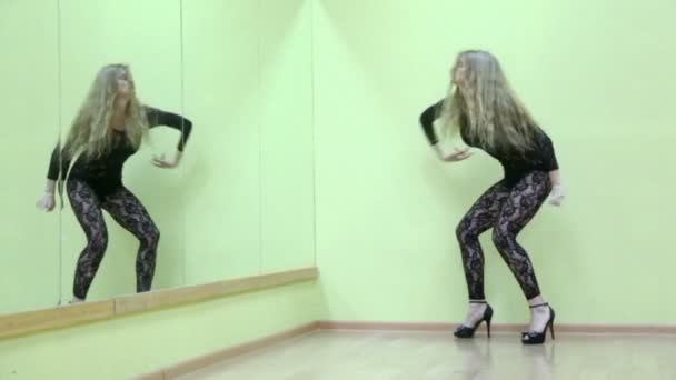 Красива дівчина в мереживному одязі танцює — стокове відео