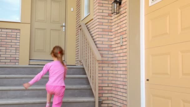 Маленька дівчинка приходить до входу — стокове відео