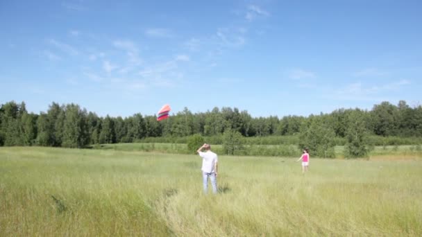 Mann und Mädchen mit Drachen — Stockvideo