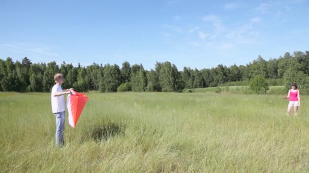 Jongen en meisje met kite — Stockvideo