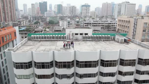 지붕에 젊은이의 그룹 — 비디오
