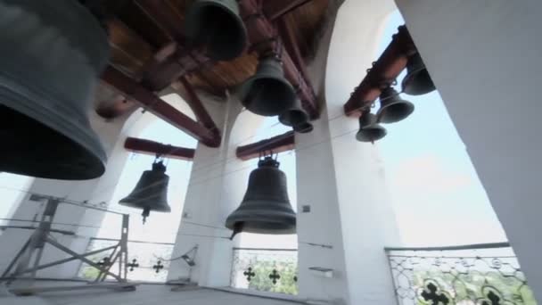 Campanas en la iglesia de la Santa Resurrección — Vídeos de Stock