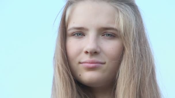年轻的女孩，牙齿上的支架 — 图库视频影像