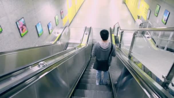 Man moves down on escalator — Stock Video