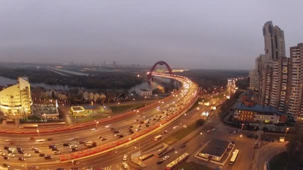 Tráfego noturno na ponte de Zhivopisny — Vídeo de Stock