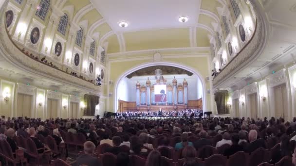 Lidé se těší Concerto Grosso — Stock video