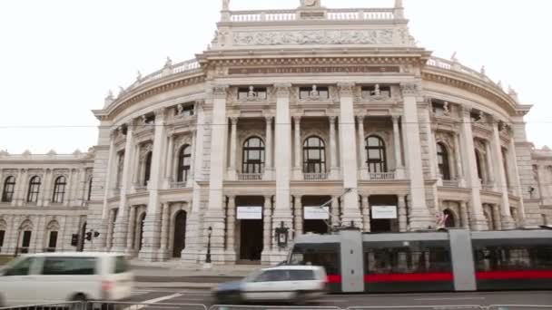 Öffentliche Verkehrsmittel in der Nähe des Wiener Burgtheaters — Stockvideo