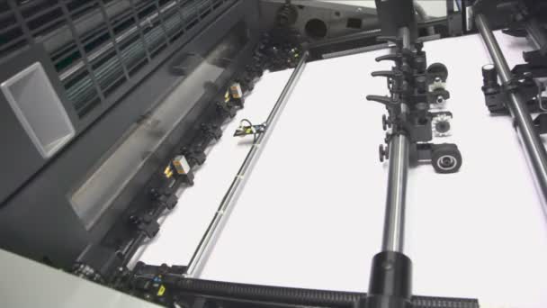 Широкая белая бумага в печатном конвейере — стоковое видео