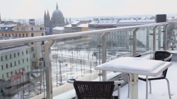 Las sillas la mesa cubierta por la nieve — Vídeos de Stock