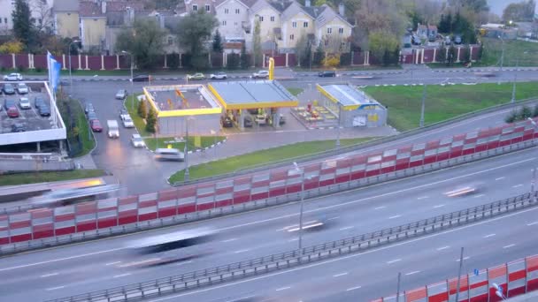 Gasolinera cerca de puente — Vídeos de Stock