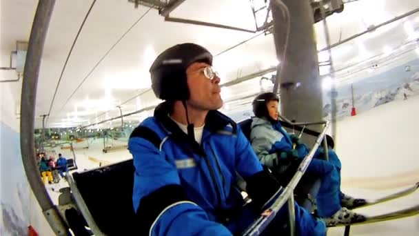 Vater und Sohn steigen in Skilift — Stockvideo