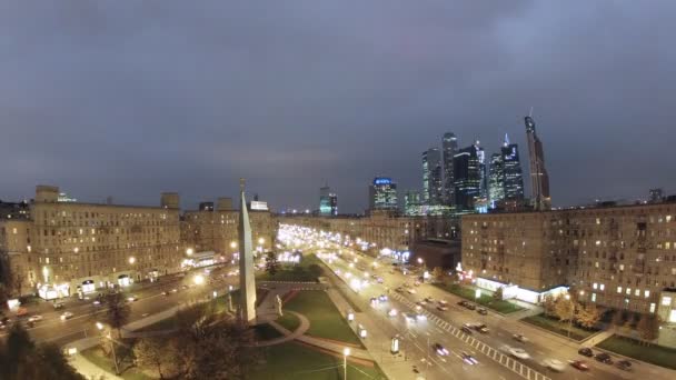 Tráfico nocturno en la calle principal vista amplia — Vídeo de stock