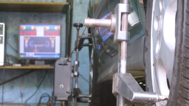 Mekaniker tester hjul justering camber — Stockvideo