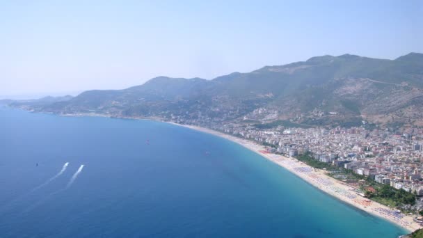 Scooters flotan a lo largo de la playa de arena — Vídeos de Stock