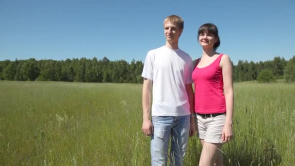 Guy with girl in field — Stock Video