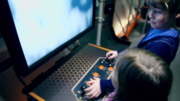 Twee kinderen spelen met virtuele ruimte — Stockvideo