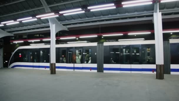 Поезд с пассажирами покидает станцию — стоковое видео