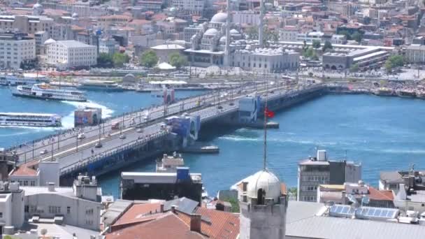 Le navi galleggiano sotto il ponte di Galata — Video Stock