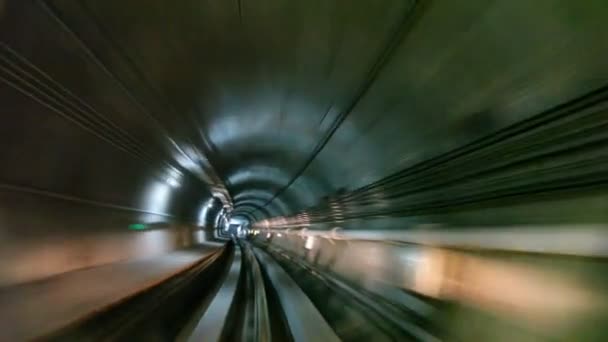 Поїзд метро, що рухається всередині тунелю — стокове відео