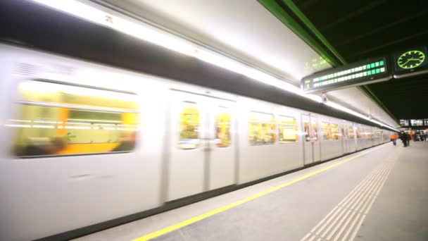 Trein aankomt op metro station — Stockvideo