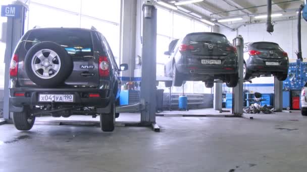 Nuevos coches de pie en el centro de servicio — Vídeo de stock