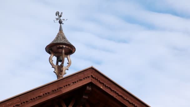Casa telhado decorado por galo — Vídeo de Stock