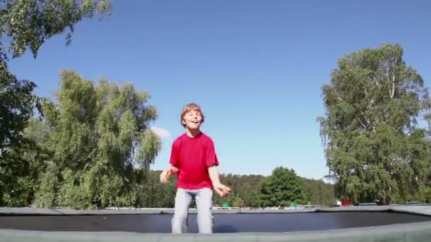 Jongen springt op trampoline — Stockvideo