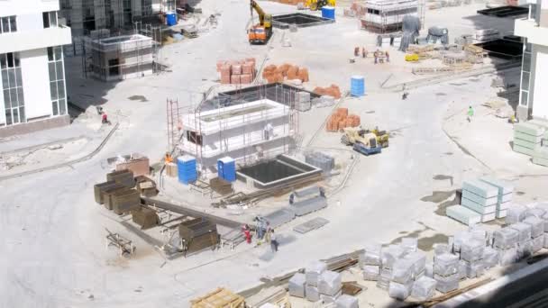 Les constructeurs travaillent sur le chantier — Video