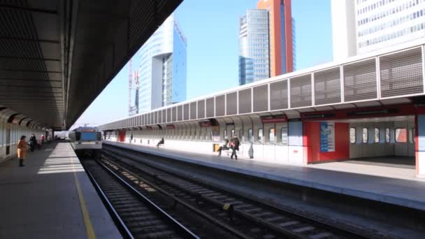 Tåget anländer på U1 stationen Wien — Stockvideo