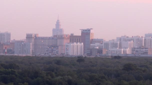 Häuser stehen gegen Stadtlandschaft — Stockvideo