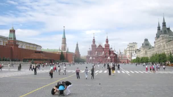 Turistas caminan a través de Plaza Roja — Vídeos de Stock