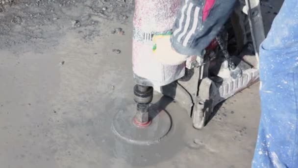 Constructor con cimentación de hormigón húmedo — Vídeos de Stock