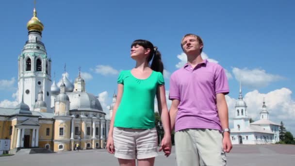 Ungt par nära heliga uppståndelsen cathedral — Stockvideo