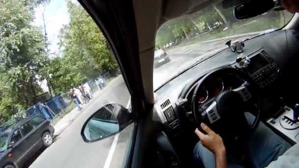 Мужчина садится в машину на дороге — стоковое видео