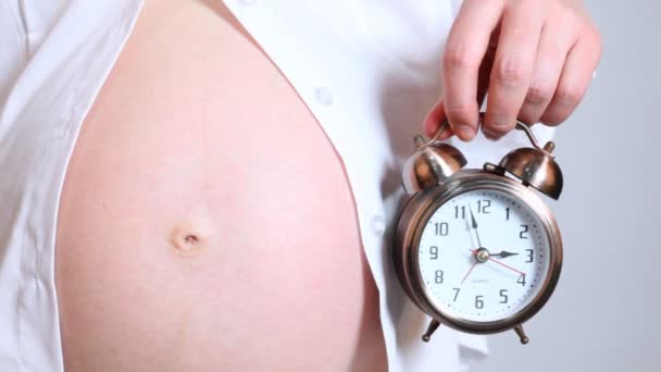 Terhes nő és ébresztőóra — Stock videók