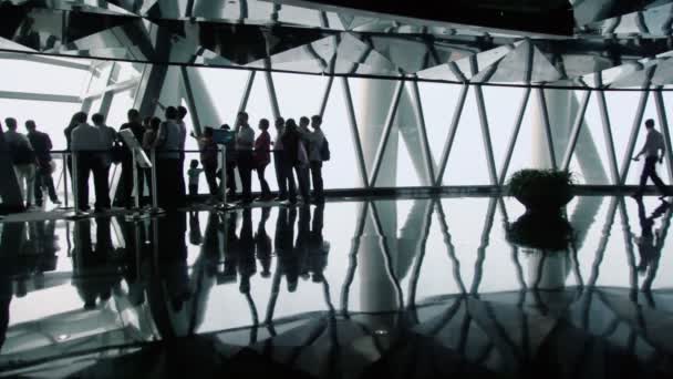 Cantón mirador torre de televisión con los turistas — Vídeo de stock