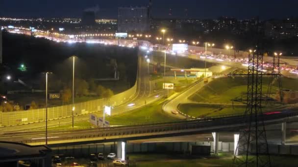 Движение по освещенной Московской кольцевой дороге — стоковое видео