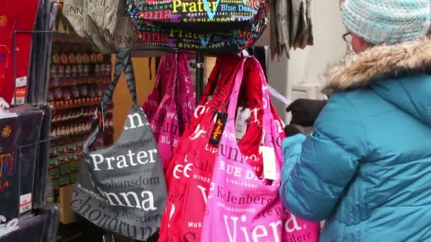 Mujer elige bolsa en la tienda — Vídeo de stock