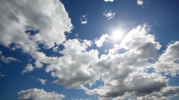 Nubes flotando lentamente — Vídeos de Stock