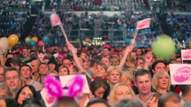 Fans on concert of Legend RetroFM — Stock Video