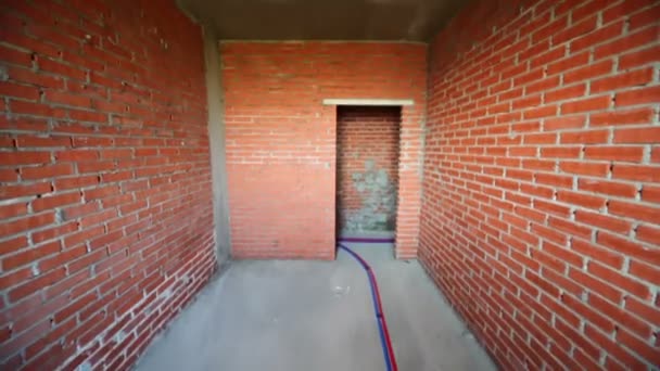 Rohrleitungen auf dem Boden des leeren Raumes — Stockvideo