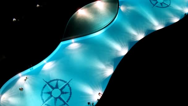 As pessoas nadam na piscina azul — Vídeo de Stock